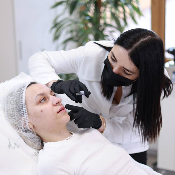 Збільшення губ Київ — процедура ін’єкцій гіалуронової кислоти в косметологічній клініці